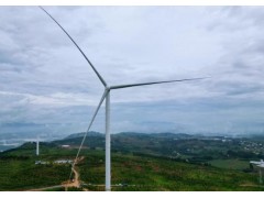 云南中营150兆瓦风电扩建项目首台风机吊装完成